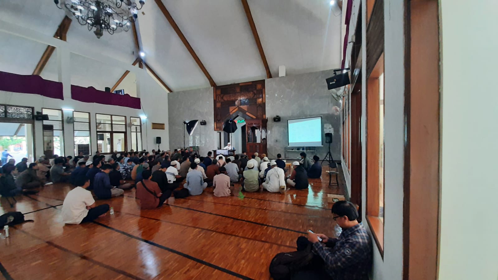 Foto Menghadapi Krisis dengan Panduan Syariat
